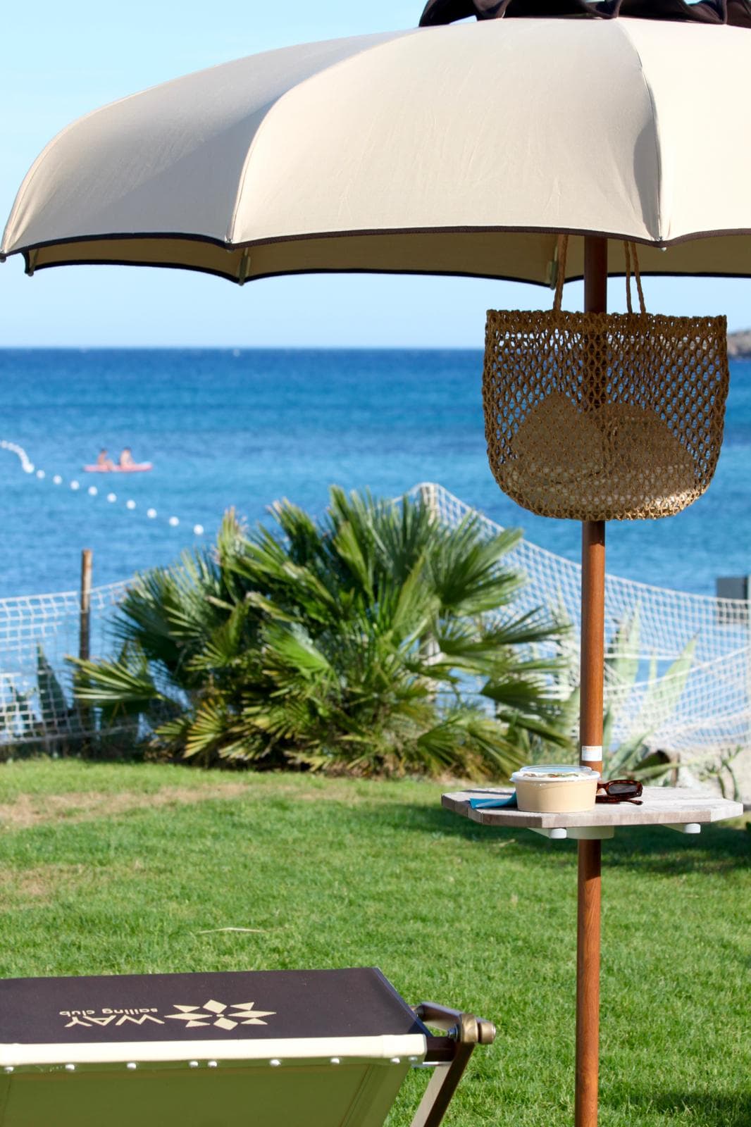 Lettino e ombrellone frontemare a Su Guventeddu – Way Sailing